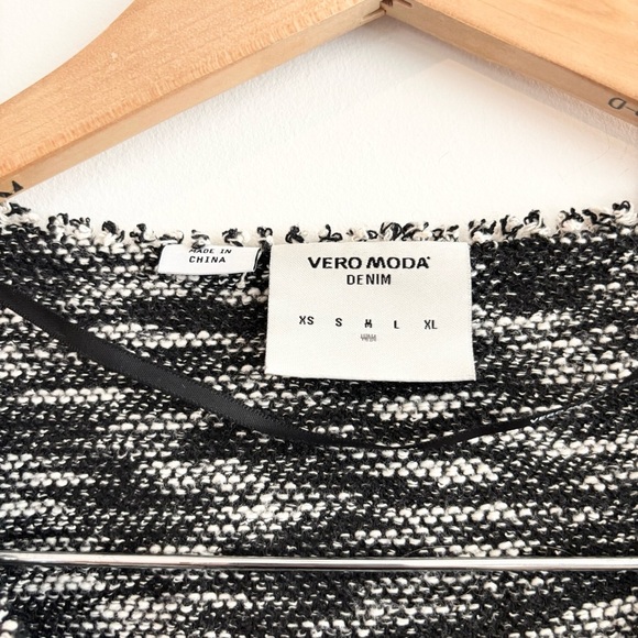 Vero Moda Heathered Woven Fringe V-Neck Blouse - Picture 4 of 9